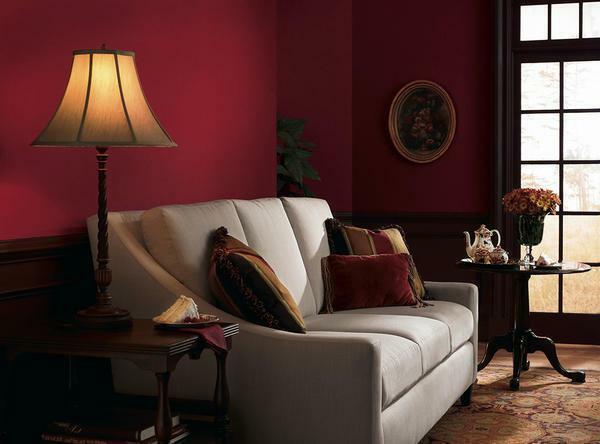 Al elegir un papel tapiz de color burdeos para las paredes no es necesario sobrecargar los accesorios interiores, una variedad de colores, lo suficiente como 3 colores primarios