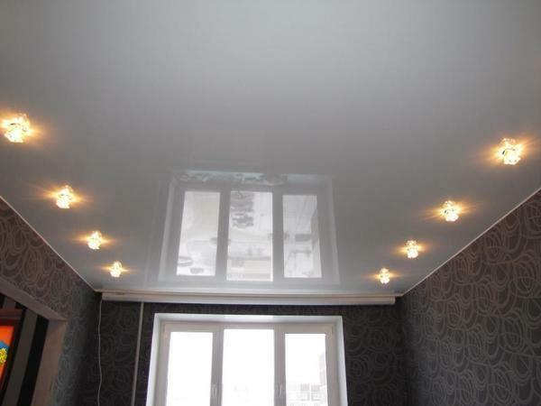 Spušteni strop izrađen od high-tech PVC folijom, učinit će interijer vašeg stana jedinstven i udoban