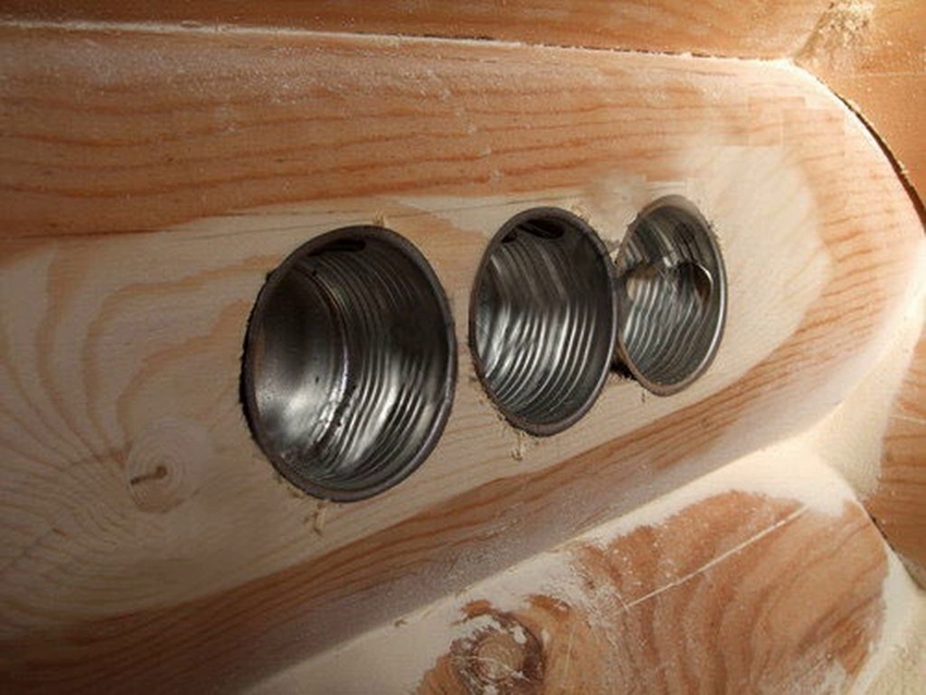 Kovové zásuvky sa používajú iba pre drevené steny