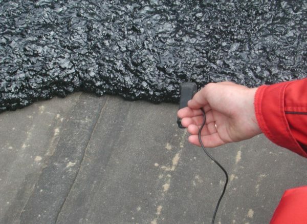 Cast kosteus eristys - on asfaltti ratkaisu, sen paksu kerros suojaa alustan kosteudelta.