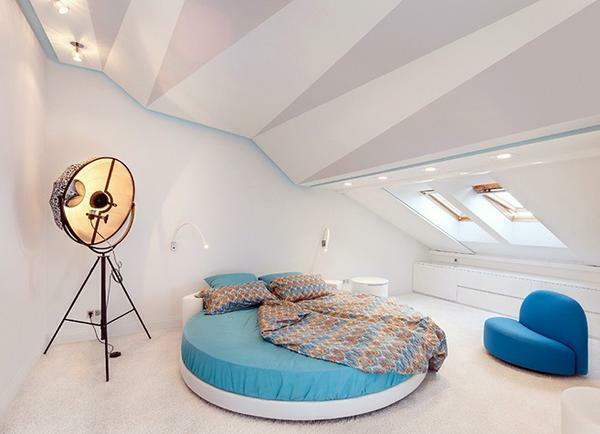 Se a área do sótão ou loft espaço permite, uma das melhores ideias do uso deste espaço será o arranjo dos quartos lá.