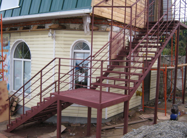 Street stairs should be located on a solid foundation, which does not sag