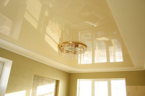 PVC do teto brilhante permite ampliar visualmente o quarto e dá uma sensação de espaço