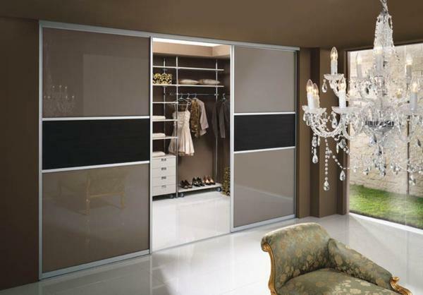 Uma excelente solução para quartos será espaçosa armário guarda-roupa na parede