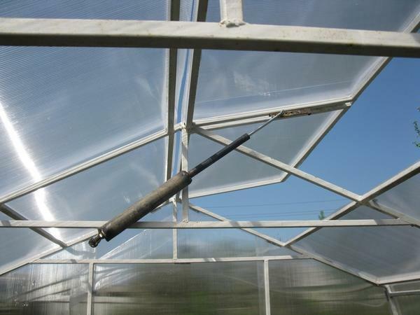 respiraderos de apertura de uno mismo en el invernadero debe ser instalado bajo el techo del invernadero