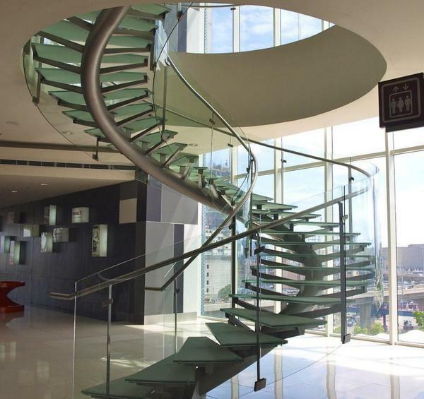 Metal merdivenler avantajları güvenilirlik ve dayanıklılık olan