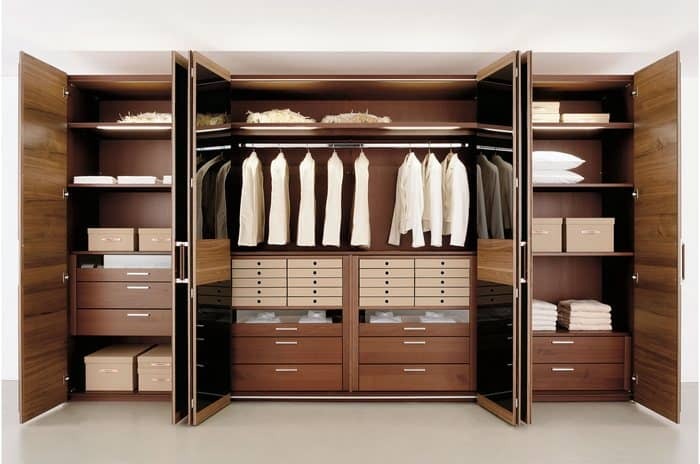 In many bedrooms, the closet is an indispensable piece of furniture, because it is beautiful and practical