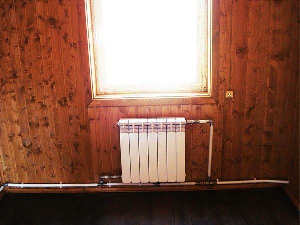 sistem de încălzire cu o singură conductă într-o casă privată de mare emisivitate diferă