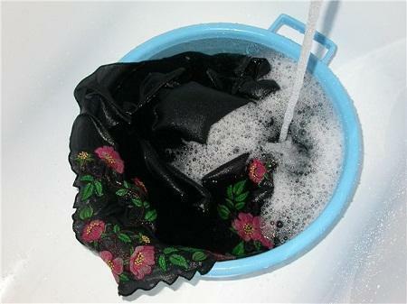 Pirms mazgāšanas ieteicams samazināt vai apvienot visus pavedienus, kas atrodas nepareizajā pusē izšuvumi
