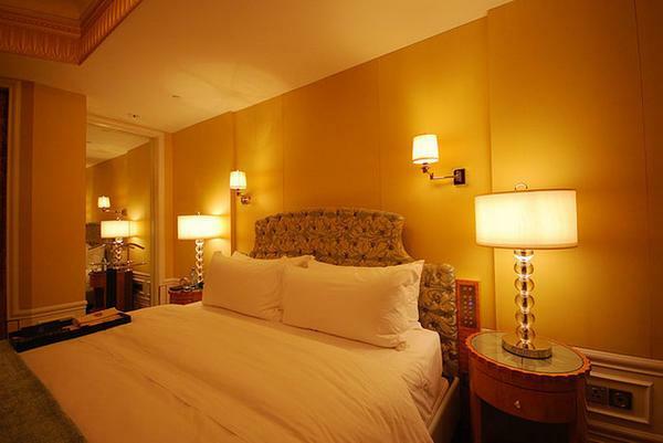 Namizne svetilke mora biti pravilno nameščena, je najbolje, poleg postelje, na nočno omarico ali nočno omarico