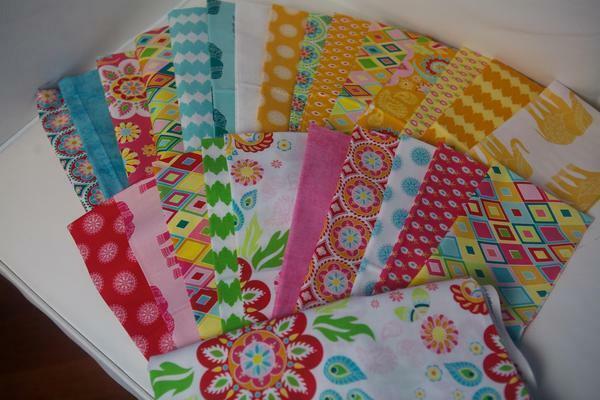 küçük bir çocuk için patchwork battaniye üretimi için yumuşak, doğal kumaş sığdırmak: calico, keten ya da saten