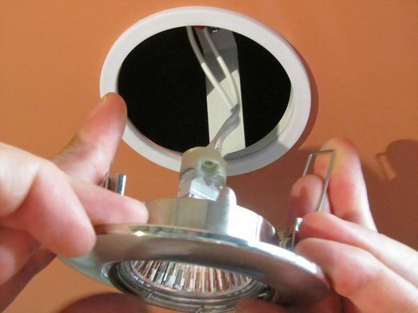 Spot lights are very easy to attach to the ceiling with their own hands, having previously made a hole of the desired diameter
