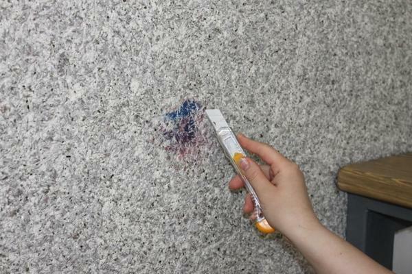 From the surface of liquid wallpaper it is easy enough to remove various damages