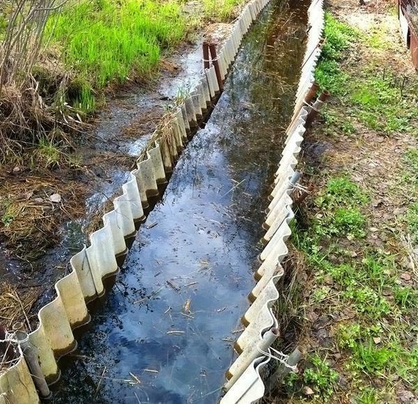 The simplest and cheapest way to fix ditches is to place the same pieces of slate along their edges