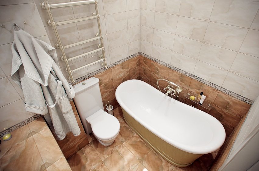 Bra kombination av brickor i två kontrasterande nyanser ser i badrummet