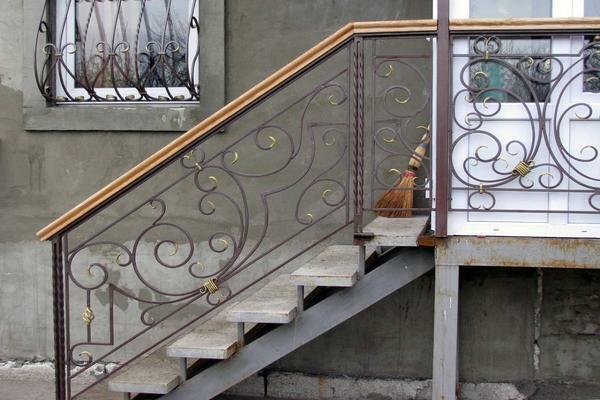 The staircase to the house from the street can be made of metal, wood, concrete or stone