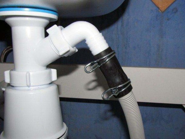 Scolare per un lavello della cucina con un rubinetto per elettrodomestici