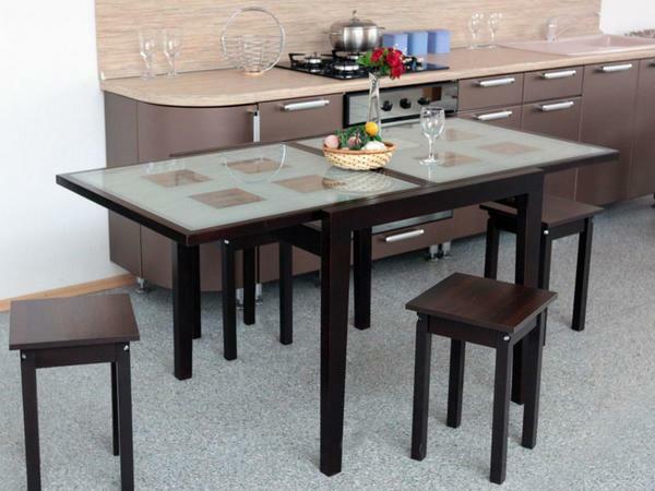 Meja makan Dapur dipilih terutama dari kenyamanan ukuran ruangan