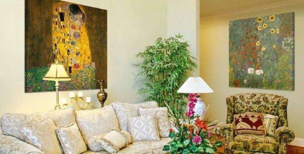Reproduceri de tablouri ale unor artiști celebri în interiorul apartamentului