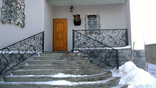 Forged staircase looks great not only inside the house, but also outside, and can become a real calling card of your home
