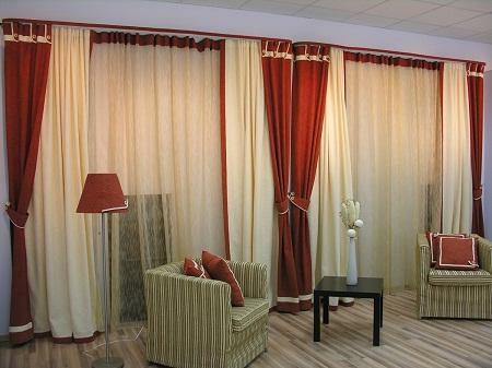 Curtains in the hall without lambriken look good in any interior, regardless of its style