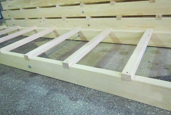 A gyártás a fából készült lépcső Zu szíves figyelembe optimális szintek száma attól függ, hogy az a szerkezet hossza