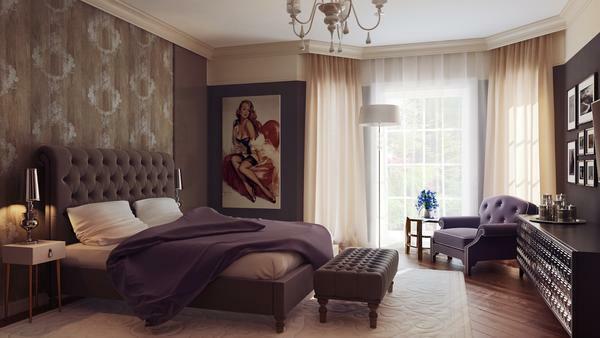 Yatak odası rahat bir atmosfer olmalı böyle bir odada olarak, duvar kağıdı sakin tonları seçmek daha iyidir