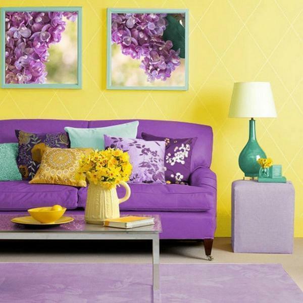 Daugiau papuošti geltona Svečių kambarys gali būti stilingi baldai ir įdomių objektų violetinė dekoro