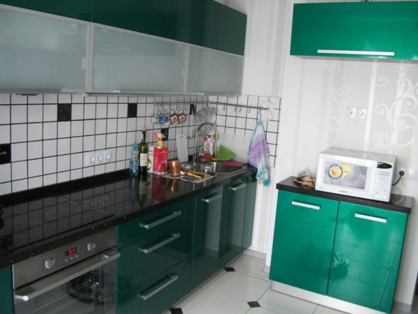 Despite the relatively small area, the kitchen is often distracting to the leaders in the number of electrical appliances