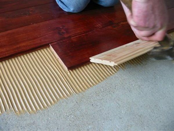 Direkte til gulvet små strimler kan limes to-komponentblanding.