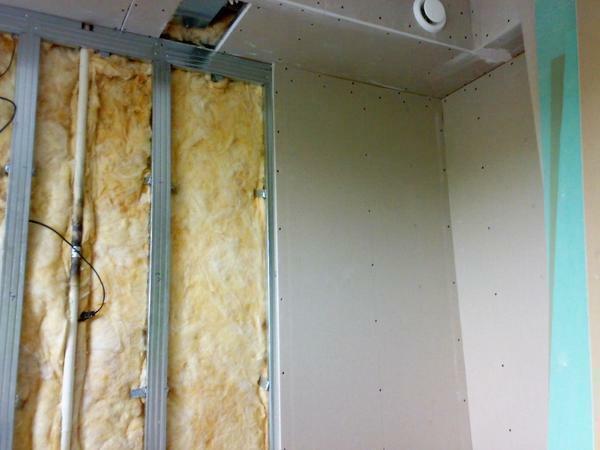 Before starting to repair the installation of the box, you must first make measurements on the ceiling and on the wall