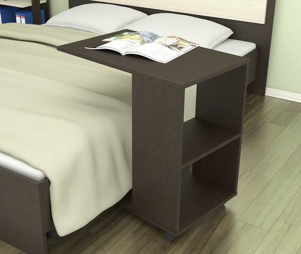 Nachttisch auf Rädern - das ist eine gute Option für diejenigen, die im Schlafzimmer Atmosphäre von Komfort und Entspannung schaffen wollen