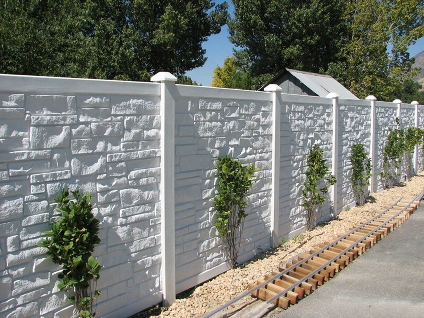 Gard secțional din beton cu stâlpi dreptunghiulari