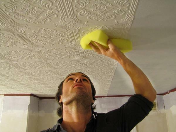 Tapetsering ett tak tapeter - det är billigt och praktiskt sätt att inredning