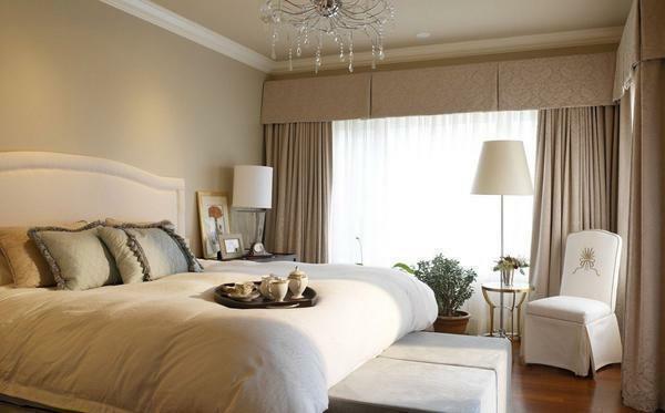 Best beige curtains will look in the interior of the bedroom