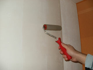 sticky non-woven wallpaper - smearing the wall with glue