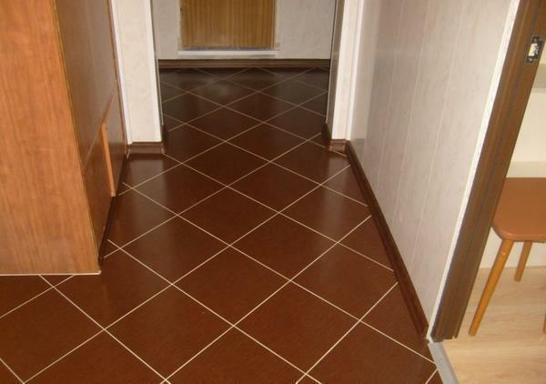 For the hallway it is better to choose a floor that is not afraid of negative effects of moisture and other natural factors, for example, tiles