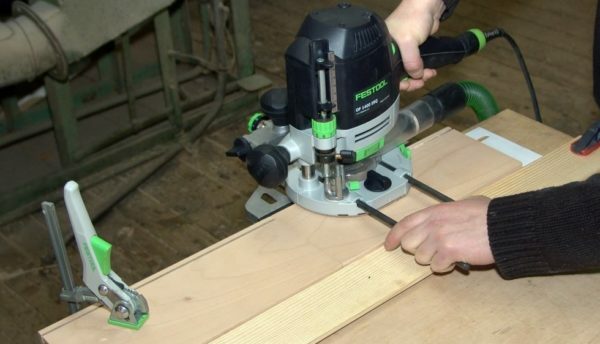 Hand router enables grooves