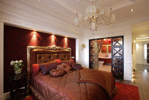 yatak odasında Yatak, salon koridor boyunca serbestçe hareket etmek müdahale etmeyecek şekilde yerleştirilmelidir