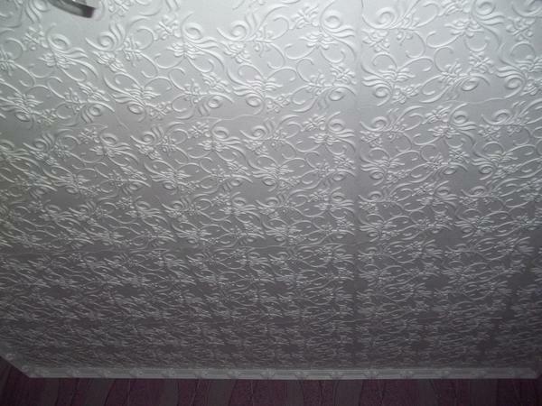 Bezšvíkové dlaždice strop skryje nedostatky a vyzerá to celkom zaujímavé,
