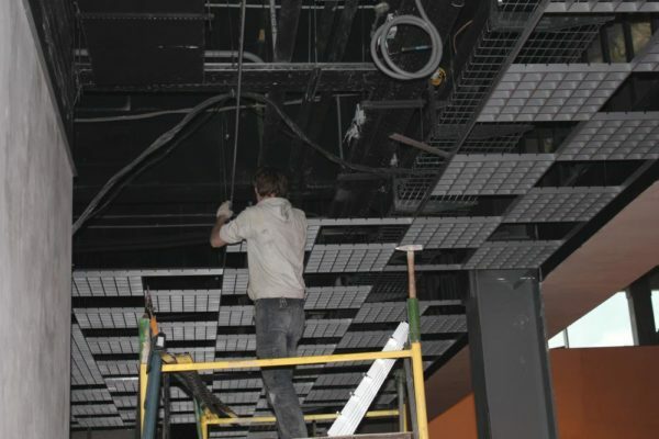 Montar la construcción con bisagras en el techo - es complicado, pero en realidad