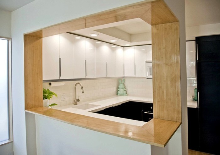 Une paroi de plaque de plâtre avec une ouverture entre la cuisine et salle de séjour