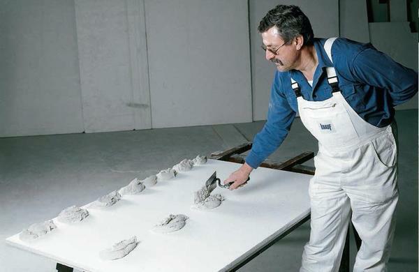 Suhozidom ploče može biti zalijepljen na zid pomoću posebnog bazi cementa ljepilo