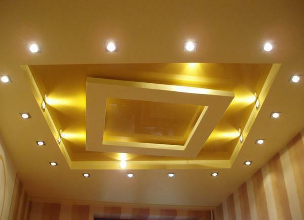 O design refinado de um tecto falso é criado pela combinação de vários tipos de dispositivos de iluminação