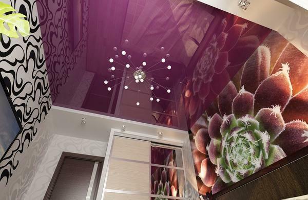 Sjajni površina stropa vizualno je povećati prostor male spavaće sobe