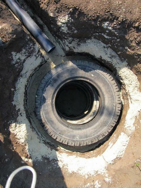 To the septic tank must be piped. So that it does not suffer in the cold, it is best to lay it below the freezing level of the soil