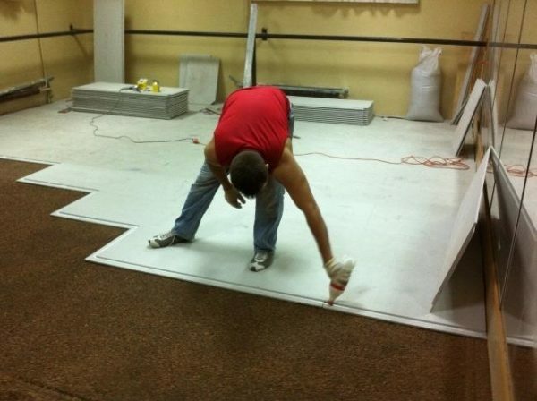 Inštalácia podlahy pre sušenie poteru.