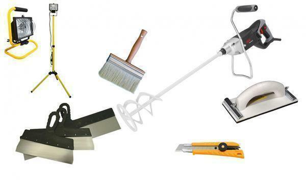 Hvis det er nødvendigt, kan du justere loftet med sine hænder ved hjælp af en specifik liste over værktøjer