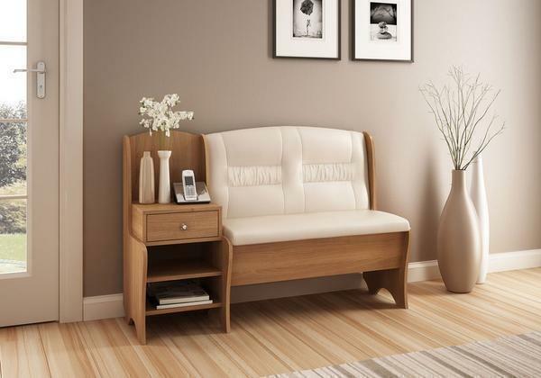 Sofa è un grande pezzo di mobili su cui sedersi per rilassarsi o mettere le cose