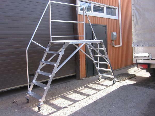 Profesionálne univerzálne rebríky sú vybavené kolieskami pre ľahkú